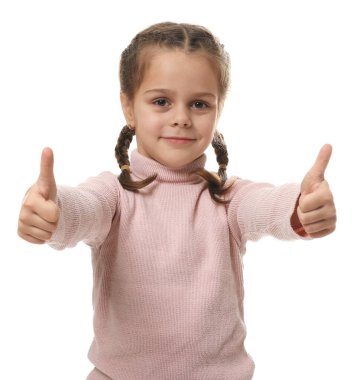 başparmak beyaz arka plan üzerinde gösterilen sevimli küçük kız