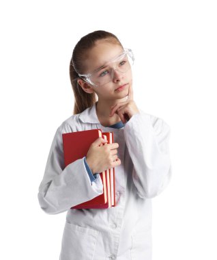 Fen okuyorum. Koruyucu gözlükleri ve beyaz arka plan kitapları olan düşünceli bir kız.