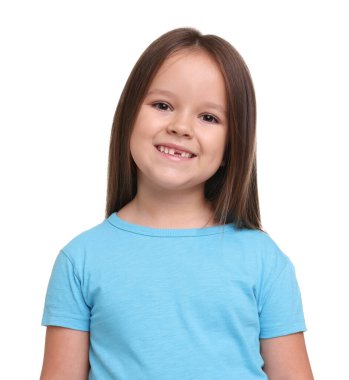 Beyaz arka planda küçük şirin bir kızın portresi.