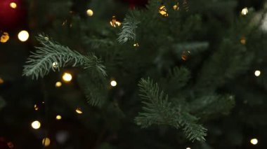 Parıldayan ışıkları olan güzel Noel ağacı, yakın plan.