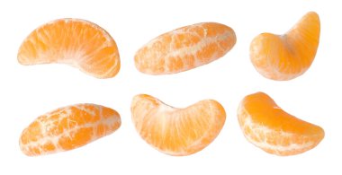 Mandalina segmentleri beyaza izole edilmiş, set. Citrus meyvesi.