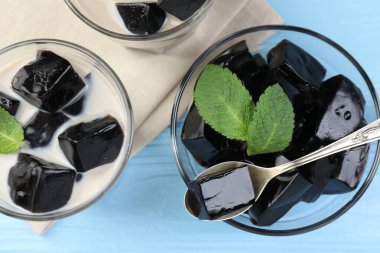 Sütlü ve naneli lezzetli bitkisel jöle. Açık mavi ahşap masa üzerinde servis ediliyor.