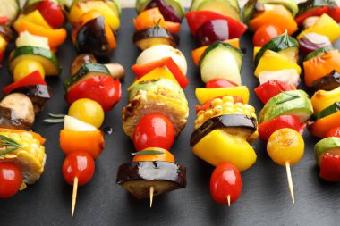 Lezzetli ızgara sebzeli şişler tahtada, yakın plan.