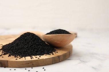 Ahşap kaşıkta, beyaz mermer masanın üstünde, kapak resmi. Metin için boşluk