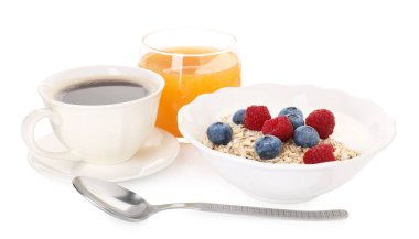 Lezzetli bir kahvaltı. Yoğurtlu yulaf gevreği, böğürtlen, kahve ve beyaz üzerine izole edilmiş portakal suyu.