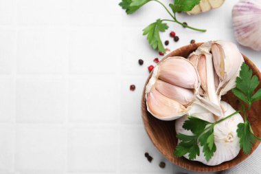 Sarımsak, biber ve maydanoz beyaz masada, düz yerde. Metin için boşluk