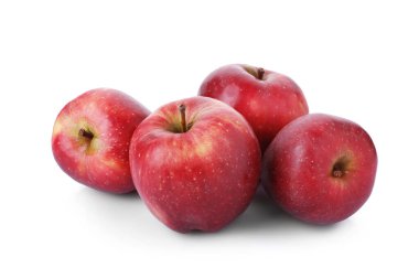 Birçok taze kırmızı elma beyaz üzerine izole edilmiştir.