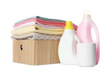 Temiz çamaşırları ve beyaza izole edilmiş deterjanları olan tahta sandık.