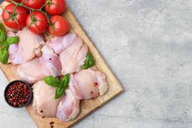 Çiğ tavuk butları fesleğenli, biberli ve domatesli. Metin için boşluk