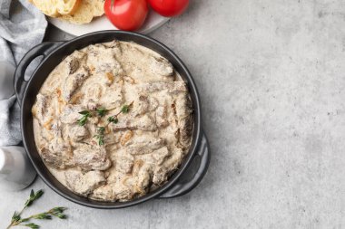 Gri masada servis edilen kekikli Stroganoff bifteği. Metin için boşluk