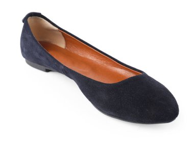 Beyaza izole edilmiş şık bir siyah ayakkabı.