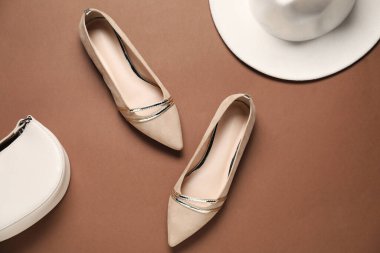 Şık ayakkabılar, kahverengi arka planda çanta ve şapka, düz yatış