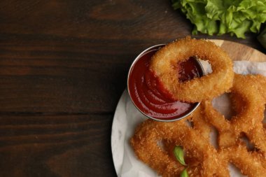 Tahta masada fesleğen ve ketçaplı kızarmış mürekkep balığı halkaları. Metin için boşluk