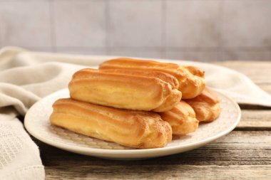 Ahşap masada taze, lezzetli ekler, yakın plan.