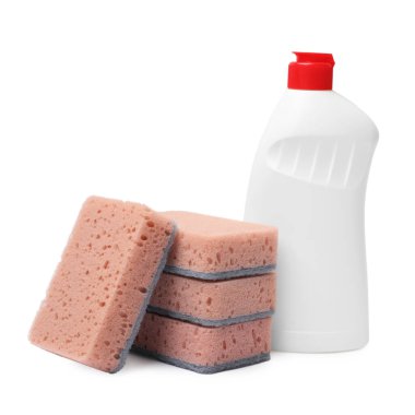 Mutfak süngeri ve bulaşık deterjanı beyaza izole edilmiş.