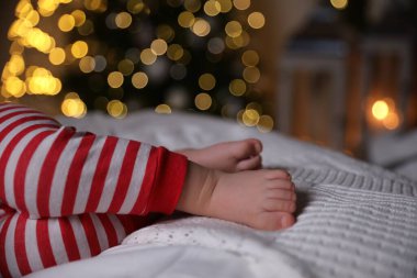 Noel pijamalı bebek, yatağın içinde uyuyor, yakın plan.