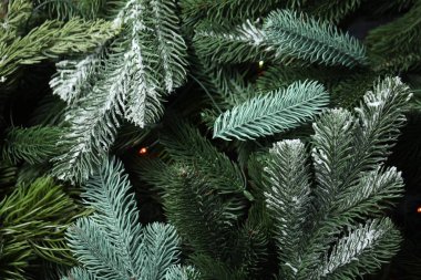 Yapay Noel ağacının dalları. Şenlikli ışıklar, üst manzara.