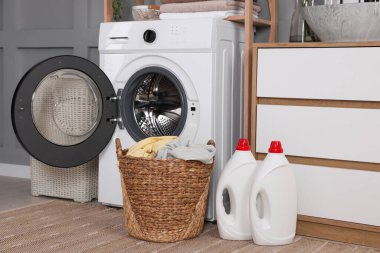 Modern çamaşır makinesi, deterjanlar ve iç çamaşırları.