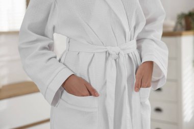 İçerde rahat beyaz bornoz giyen kadın, yakın plan.