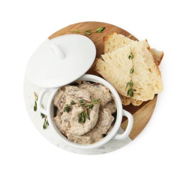 Güveçte kekik ve beyaza izole edilmiş ekmek ile lezzetli Stroganoff bifteği.