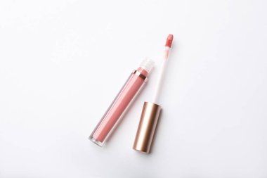 Beyaz arkaplanda aplikatörü olan güzel dudak parlatıcısı, üst görünüm