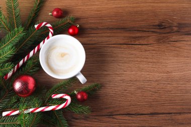 Aromatik kahve ve Noel dekoru ahşap masada, düz yerde. Metin için boşluk