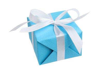 Beyaz arkaplana karşı havada güzel bir hediye kutusu