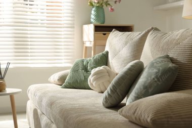 Rahat kanepe ve dekorlu oturma odası, yakın çekim. İç tasarım