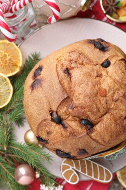Lezzetli Noel pastası ve dekorasyon masasında, düz yatıyordu.