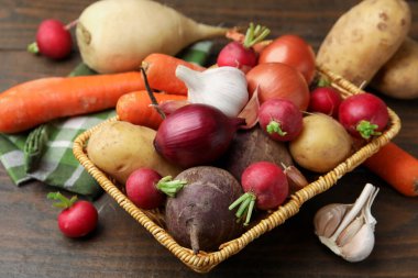 Tahta masada farklı çiğ sebzeler, yakın plan.