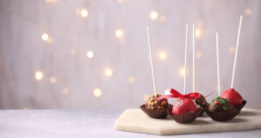 Bulanık ışıklara karşı gri masaya serpiştirilmiş lezzetli bir pasta, yazı için yeri olan yakın plan. Noel atıştırması