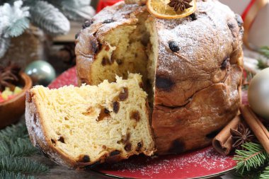 Lezzetli noel pastası pudra şekeri ve ahşap masada şenlikli dekor, yakın plan.