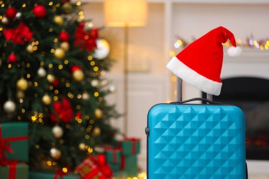 Noel tatili. İçinde Noel Baba şapkası olan bavul, yakın plan. Metin için boşluk