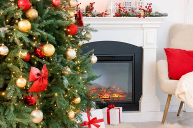 Noel ağacı, şenlikli dekor ve şömineli şık bir oda. İç tasarım