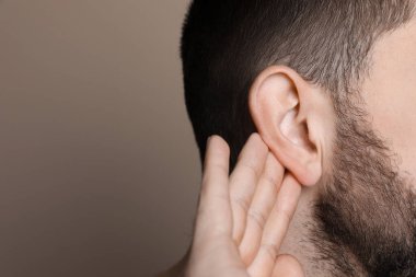 Gri arka planda yumruk yumruğa hareket eden bir adam, yakın plan. Metin için boşluk