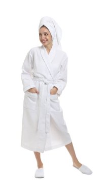 Beyaz arka planda havluya sarılı saçı olan bornoz giyen güzel bir kadın.