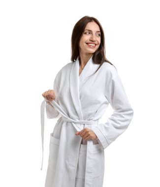 Beyaz arka planda bornoz kemeri takan kadın.