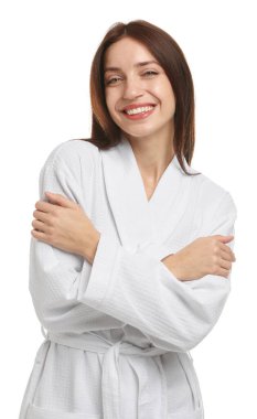 Beyaz arka planda bornoz giyen güzel bir kadın.