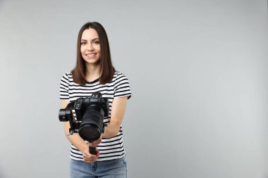 Kameraman, arka planında kamera olan titreşimli dengeleyici kullanıyor. Metin için boşluk