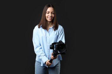 Siyah zemin üzerinde kamera olan titreşimli dengeleyici kullanan kameraman