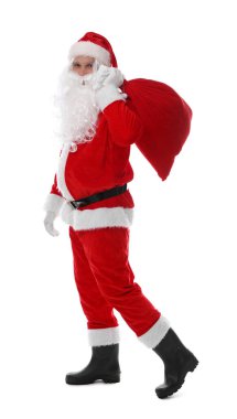 Beyaz arka planda çantası olan Noel Baba. Mutlu Noeller ve mutlu yıllar.