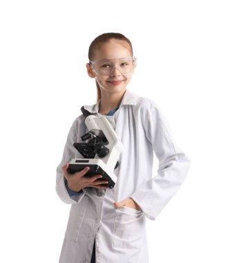 Fen okuyorum. Beyaz arkaplanda mikroskobu olan kız
