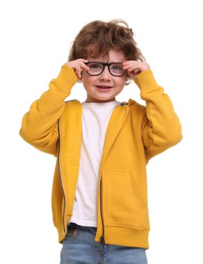 Beyaz arka planda gözlüklü şirin bir çocuk.