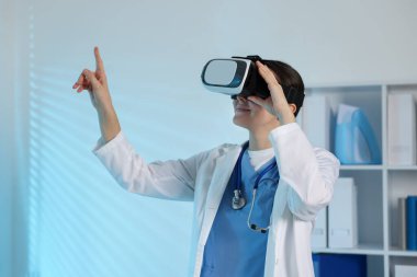 Modern teknoloji. Ofiste sanal ekran kullanan kulaklıklı bir doktor