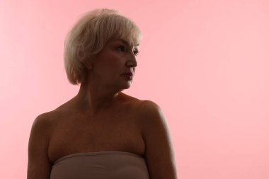 Açık pembe arka planda güzel bir son sınıf öğrencisi. Metin için boşluk