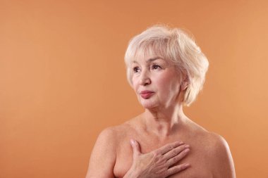 Soluk turuncu arka planda güzel bir son sınıf öğrencisi. Metin için boşluk