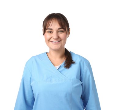 Beyaz arka planda tıp üniformalı bir doktor.