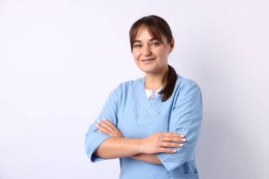 Beyaz arka planda tıbbi üniformalı doktor, metin için boşluk