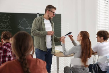 Sınıfta ders sırasında öğretmen ve öğrenciler