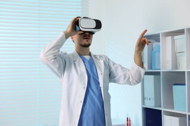 Modern teknoloji. Ofiste sanal ekran kullanan kulaklıklı bir doktor